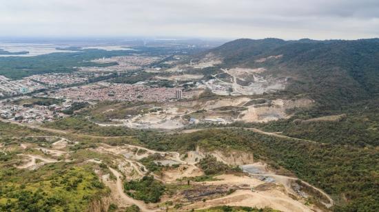 Vista aérea de Cerro Blanco y las canteras ubicadas en la zona norte de Guayaquil, el 31 de agosto de 2020.