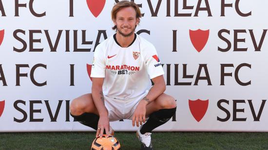 Ivan Rakitic en su sesión de fotos con la camiseta del Sevilla, este jueves 3 de agosto de 2020.