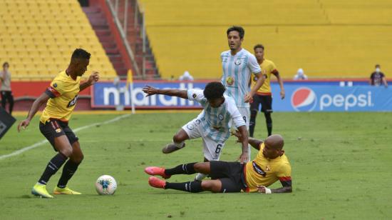 Fidel Martínez maneja el balón frente a jugadores de Guayaquil City, el miércoles 22 de julio de 2020.