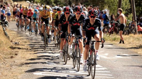 El tren del Ineos Grenadiers, con Richard Carapaz, controlando la Etapa 6 del Tour de Francia 2020, el jueves 3 de septiembre de 2020.