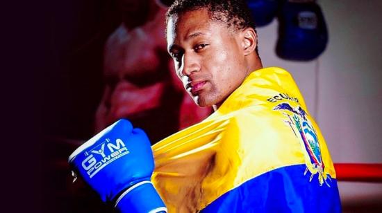 Fotografía del boxeador ecuatoriano, Alexander Espinoza boxeador ecuatoriano, con la bandera Tricolor.