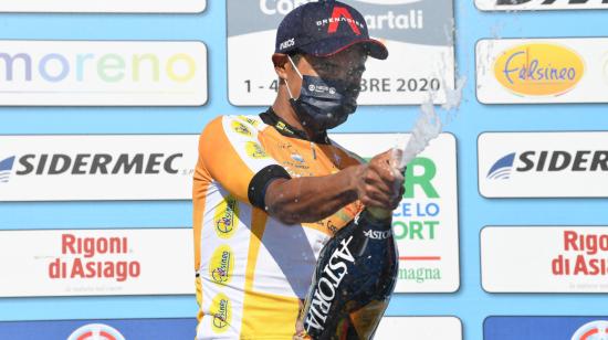 Jhonatan Narváez celebra su primer título como ciclista profesional, la Semana Coppi e Bartali, en Italia. 