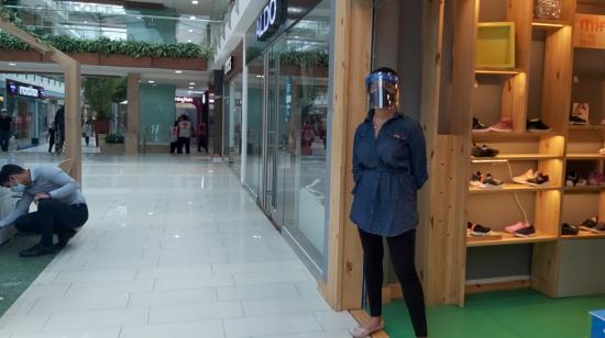 Una mujer en un centro comercial en junio de 2020. 