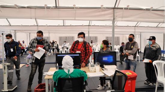 Pacientes con sospecha de Covid-19 esperan por atención en un hospital temporal del IESS en Quito, el 15 de julio de 2020.