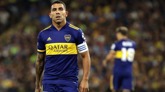 Carlos Tévez usando la banda de capitán en un partido con Boca Juniors.