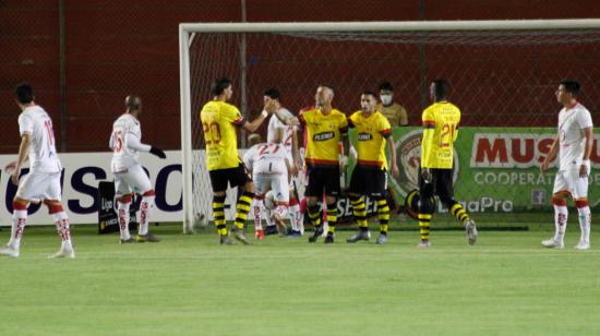 Damián el 'kitu' Díaz festeja con sus compañeros el 1-0 en el Bellavista de Ambato, este viernes 4 de septiembre de 2020.