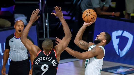 El jugador de Boston Celtics, Brad Wanamaker (d) en acción frente a Serge Ibaka (i) durante las semifinales de NBA, el sábado 5 de septiembre de 2020.