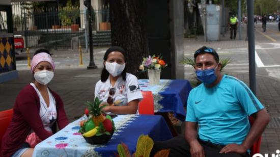 Personas en los exteriores de un restaurante en el sector de La Mariscal, en Quito, el 6 de septiembre de 2020. 