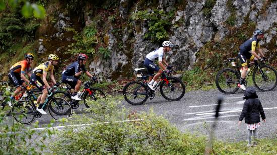 Richard Carapaz (de azul) en un ascenso en la Etapa 9 del Tour de Francia, el domingo 6 de septiembre de 2020.