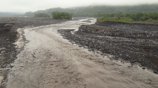 El caudal del río Upano está bajo debido al represamiento en la confluencia con el río Volcán.