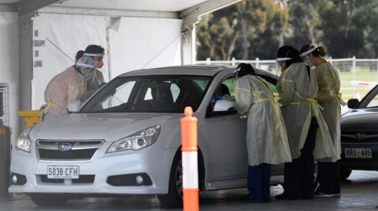 Ciudadanos australianos se practican una prueba de coronavirus el pasado 6 de septiembre de 2020 en la ciudad de Adelaida.