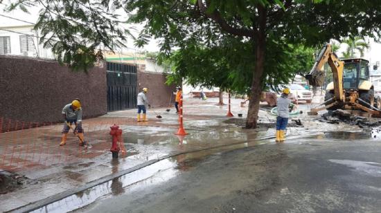 Trabajadores reparan una tubería por un corte de agua al sur de Guayaquil, el 3 de septiembre de 2020.