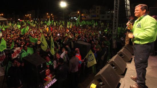 El expresidente Rafael Correa durante la campaña presidencial de 2013.