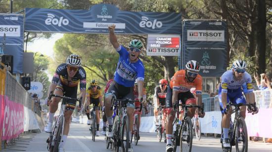 Pascal Ackermann celebra su triunfo en la segunda etapa de la Tirreno Adriático, el martes 8 de septiembre de 2020.