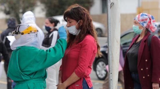 Personal médico toma muestras a personas en el parque La Carolina, el 18 de agosto de 2020.