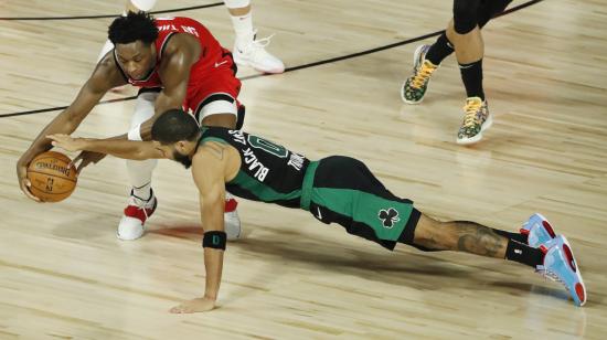 OG Anunoby, de los Raptors, intenta recuperar una pelota frente a Jayson Tatum, de los Celtics, en el partido de semifinales de la NBA, el 7 de septiembre de 2020.