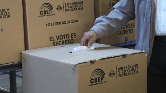 Un ciudadano deposita su voto durante la consulta popular de 2018.