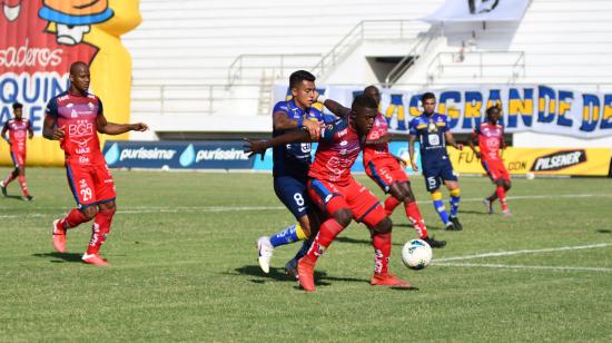 Richard Calderón busca la pelota frente a los defensas de El Nacional, en un partido jugado el 30 de agosto de 2020.