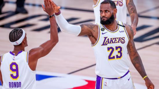 Rajon Rondo y LeBron James festejan el triunfo de Los Angeles Lakers sobre los Houston Rockets, en la NBA, el martes 8 de septiembre de 2020.