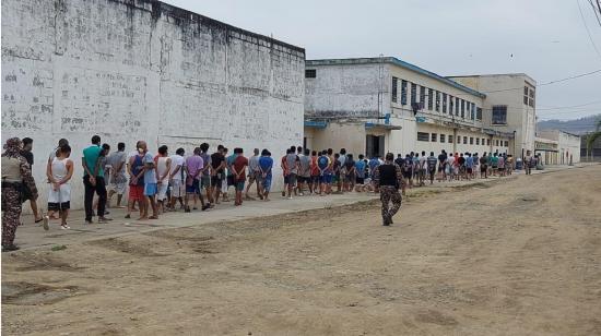 Traslado de internos en el Complejo Penitenciario de Guayaquil, el 3 de septiembre de 2020.