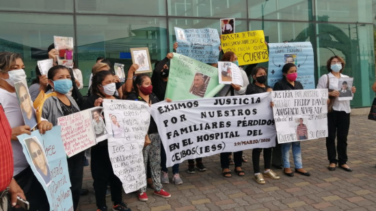 Los familiares de fallecidos en Guayaquil durante la pandemia, cuyos cuerpos no han sido identificados, el 26 de junio de 2020. Este grupo planteó una acción de protección.  