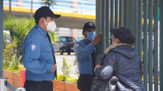 Dos guardias de seguridad custodian uno de los accesos al Hospital Carlos Andrade Marín, en el norte de Quito, el 10 de septiembre de 2020.