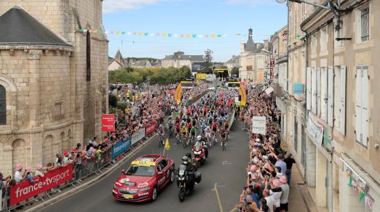 El pelotón en la partida de la Etapa 12 del Tour de Francia, el jueves 10 de septiembre de 2020.