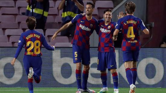 Los jugadores del FC Barcelona celebran el primer gol del equipo, frente al At. Madrid, el martes 30 de junio de 2020.