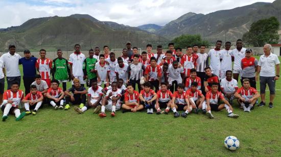 Parte de los futbolistas de la escuela de Piquiucho después de un entrenamiento en 2019.