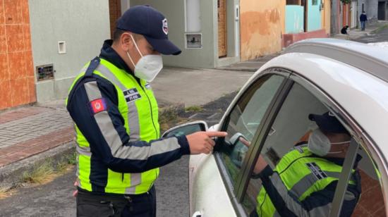 El fiscalizador Jorge Báez, durante un operativo de tránsito en Quito, el 19 de junio de 2020.