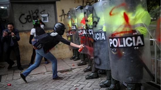 Manifestante se enfrenta a un grupo de Policía durante la protesta en Bogotá, Colombia, el 10 de septiembre de 2020.