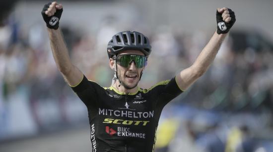 Simon Yates cruza la meta de la Etaoa 5 de la Tirreno Adriático, el viernes 11 de septiembre de 2020.