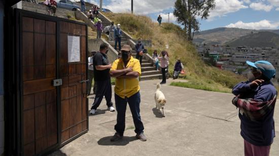 Personas buscan realizarse una prueba de Covid-19, el 2 de septiembre de 2020, en el norte de Quito.