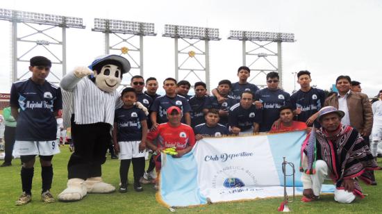 Jugadores del Club Deportivo Majestad Divina en la inauguración de la Superliga Indígena 2019, en el Gonzalo Pozo.