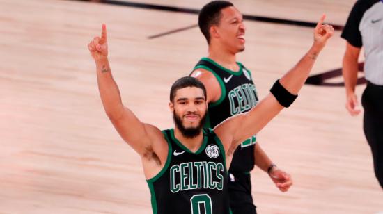 Los jugadores de Celtics celebran su victoria en el séptimo partido de la semifinal de baloncesto de la NBA, el viernes 11 de septiembre de 2020.