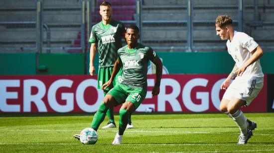 El ecuatoriano Carlos Grueso en una jugada con el FC Augsburgo, este sábado 12 de septiembre.