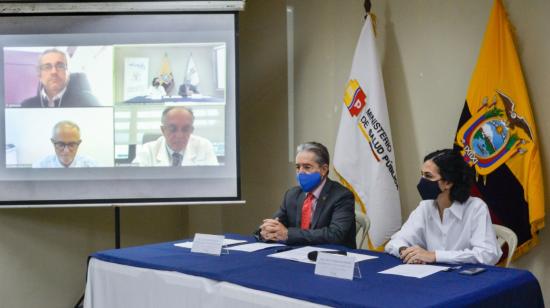 La vicepresidenta, María Alejandra Muñoz, y el ministro de Salud, Juan Carlos Zevallos druante la firma del convenio para atención de niños con cáncer entre Ecuador y el
Hospital San Juan de Dios, de España.