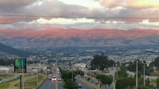 Una vista panorámica de la autopista General Rumiñahui, vía que conecta a Quito con Sangolquí, el 8 de agosto de 2020.