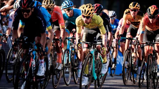 El ciclista esloveno Primoz Roglic viste el maillot amarillo de líder general durante la decimocuarta etapa de la carrera ciclista del Tour de Francia a lo largo de 194 km desde Clermont-Ferrand a Lyon, Francia, el 12 de septiembre de 2020.