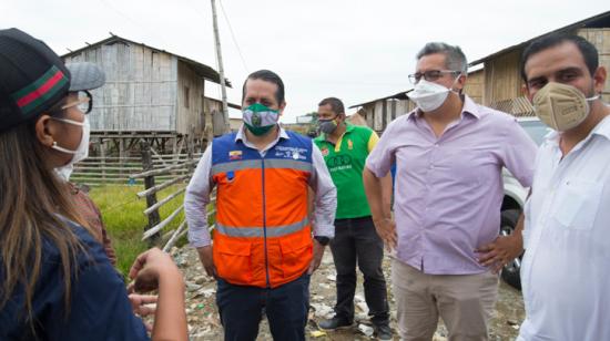 Rommel Salazar, Director de Riesgos (de chaleco), ha visitado varias poblaciones de Ecuador. Una de ellas fue Babahoyo en agosto de 2020. Su gestión territorial, dice, es clave para determinar necesidades de la población.