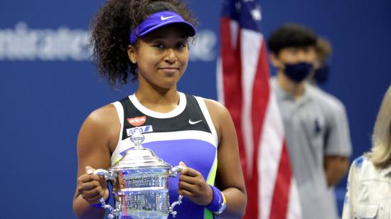 La tenista Naomi Osaka con el trofeo del US Open 2020 tras coronarse campeona, este sábado 12 de septiembre.