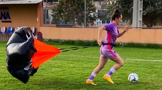 La jugadora Mayta Vásconez, de Carneras UPS, en uno de sus entrenamientos previos a la Superliga femenina.