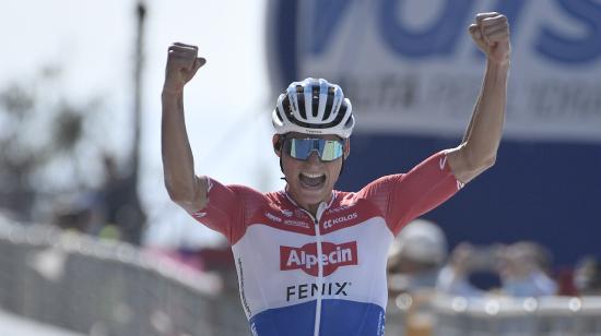 Mathieu Van der Poel celebra su triunfo en Etapa 7 de la Tirreno-Adríatico, este domingo 13 de septiembre.