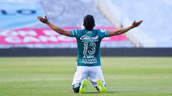 Ángel Mena arrodillado y agradeciendo por su gol en la victoria de León FC frente a Querétaro, el domingo 13 e septiembre de 2020.