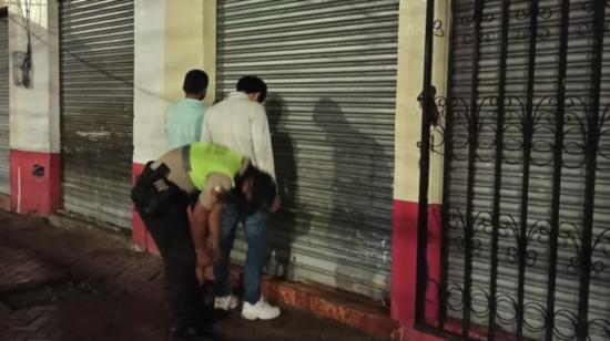 Control policial para evitar el uso de armas, en Orellana, el 13 de septiembre de 2020.