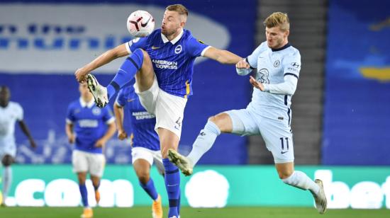 Adam Webster (i), del Brighton disputa una pelota con el delantero del Chelsea, Timo Werner (d) en un partido de la Premier League, el lunes 14 de septiembre de 2020.