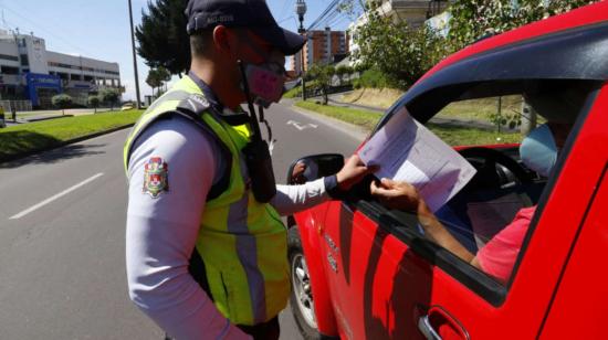 Un policía le pide los documentos a un conductor durante un operativo de control en Quito el 18 de marzo de 2020.