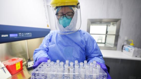 Trabajador de un laboratorio molecular durante el ensayo clínico de la vacuna de la farmacéutica china  Sinopharm, el 8 de septiembre de 2020. 