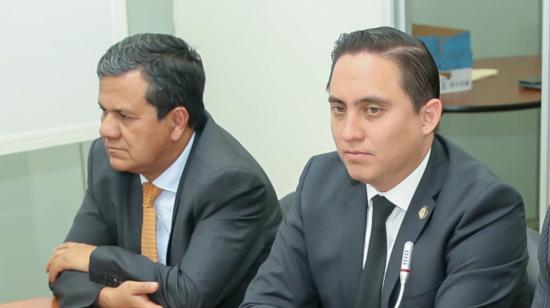 Eliseo Azuero y Daniel Mendoza durante la sesión de la Comisión de Fiscalización, del 12 de diciembre de 2019.