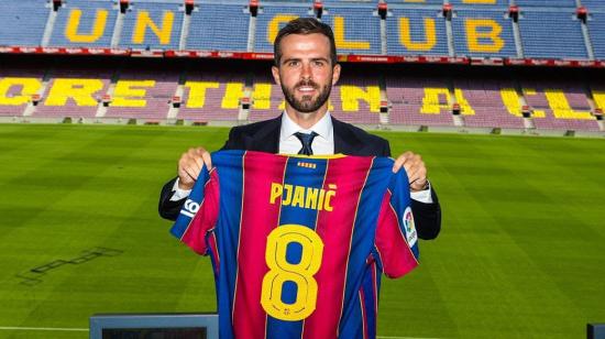 Miralem Pjanic en el Camp Nou con la camiseta que vestirá para la siguiente temporada con el FC Barcelona.